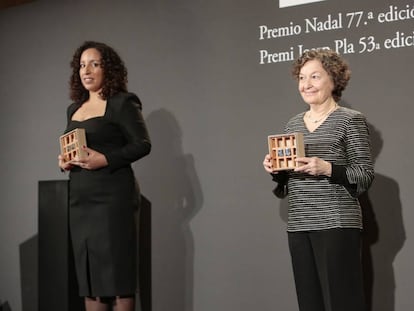 Najat El Hachmi i Maria Barbal amb els premis.