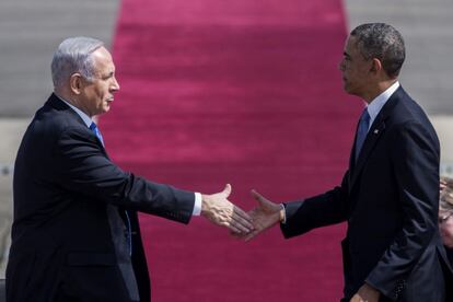 El presidente de EE UU, Barack Obama, estrecha la mano del primer ministro israelí, Benjamin Netanyahu, a su llegada al aeropuerto de Ben Gurion, cerca de Tel Aviv, Israel.