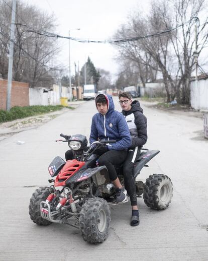 Dos jóvenes posaban en diciembre junto a su quad. Son Ibrahim y Lamizzo, de 17 y 18 años, que ahora enfrentan de nuevo un curso escolar sin suministro eléctrico.