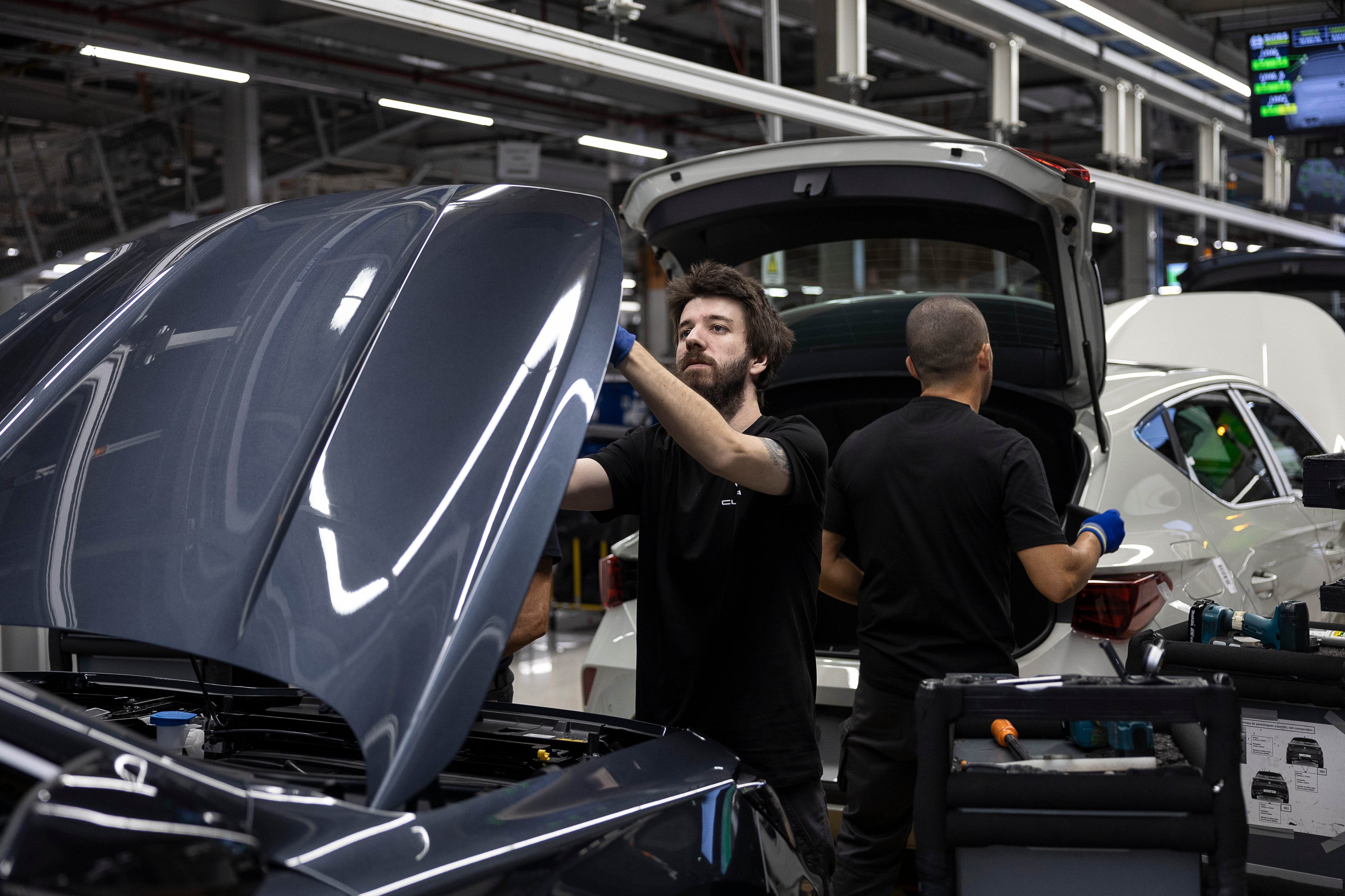 Empleados de la fábrica de Seat en Martorell, en junio de 2024.
