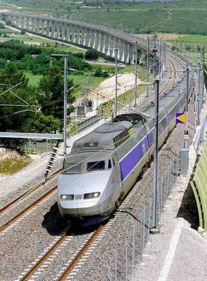 Imagen de un TGV cerca de Aix-en-Provence en 2001.