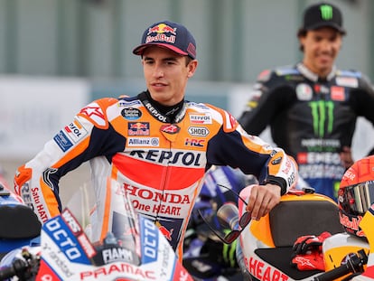 Marc Márquez, durante la foto de familia el jueves en el circuito de Losail, en Qatar.