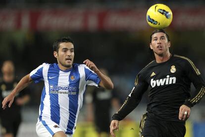 Los centrales Sergio Ramos e Íñigo Martínez buscan el balón.