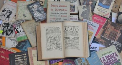 Algunos de los libros que forman parte de la exposición en Lima.