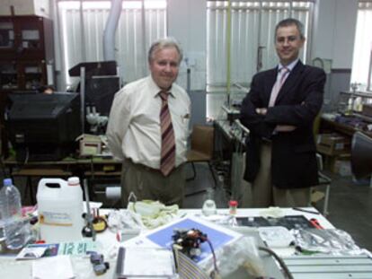 Antonio Barrero (izquierda) e Ignacio González Loscertales, en su laboratorio de la Universidad de Málaga.