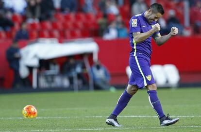 El delantero del Málaga Charles Dias celebra un gol de su equipo.