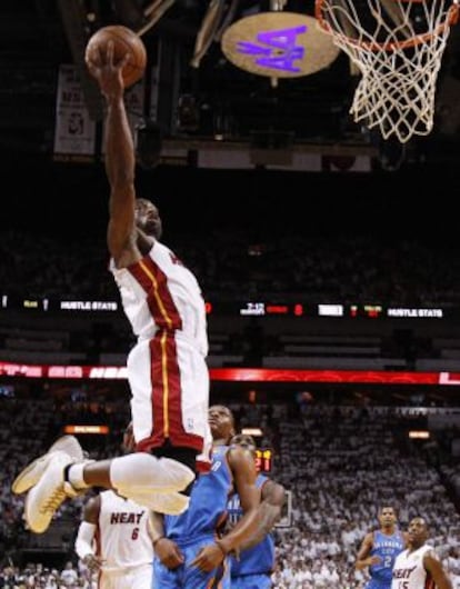 Dwyane Wade va a encestar en la final contra Oklahoma.