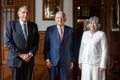 El secretario de Gobernación, Adán Augusto López; el presidente de México, Andrés Manuel López Obrador y la nueva consejera jurídica. María Estela Ríos González.