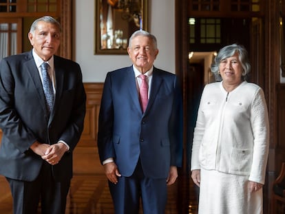El secretario de Gobernación, Adán Augusto López; el presidente de México, Andrés Manuel López Obrador y la nueva consejera jurídica. María Estela Ríos González.