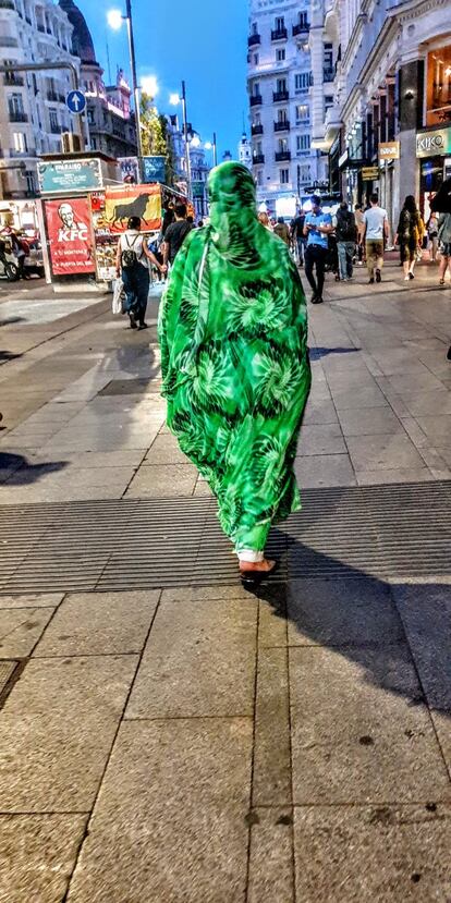 De espaldas a la Gran Vía. Anochecer en Madrid.