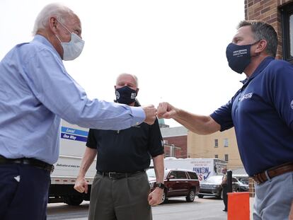 O candidato democrata a presidente dos EUA, Joe Biden, visita um grupo de trabalhadores na Pensilvânia.