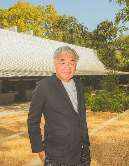 Kengo Kuma posa enfrente de la enorme pérgola curva que ha creado para la renovación del CAM Gulbenkian, en Lisboa.