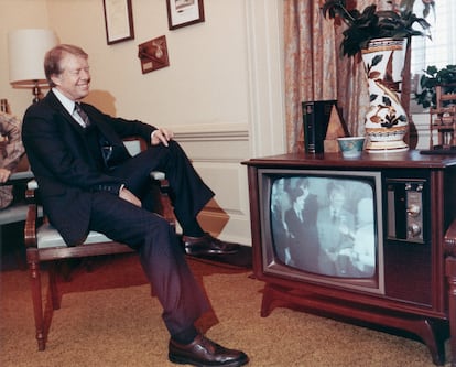 El presidente Jimmy Carter sonríe mientras ve en la televisión su toma de posesión como presidente de los Estados Unidos, el 20 de enero de 1977 en Washington. El exmandatario demócrata conectó con muchos votantes por su promesa de no engañar a los estadounidenses tras el 'caso Watergate' y la derrota de Estados Unidos en Vietnam. 