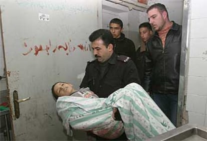 Un palestino lleva el cuerpo del niño de cinco años muerto por disparos israelíes en el campo de Balata, ayer.