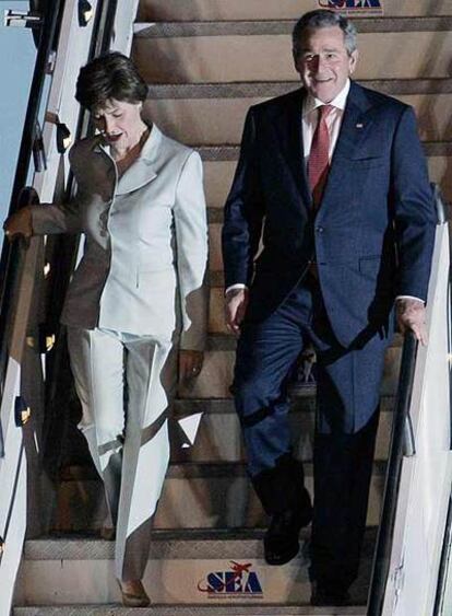 Bush y su esposa Laura, a su llegada al aeropuerto de Sao Paulo.