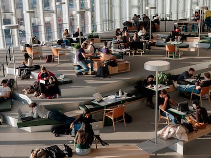 Los usuarios de la nueva sede central de las bibliotecas públicas de Oslo cuentan con amplias zonas de lectura.   