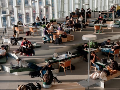 Los usuarios de la nueva sede central de las bibliotecas públicas de Oslo cuentan con amplias zonas de lectura.