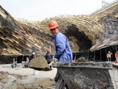 Operarios trabajando en la reconstrucci&oacute;n del Pabell&oacute;n de Espa&ntilde;a en Shanga&iacute;