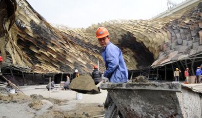 Operarios trabajando en la reconstrucci&oacute;n del Pabell&oacute;n de Espa&ntilde;a en Shanga&iacute;