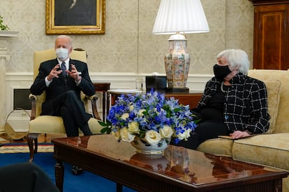 El presidente de EE UU, Joe Biden, junto a la secretaria del Tesoro Janet Yellen.