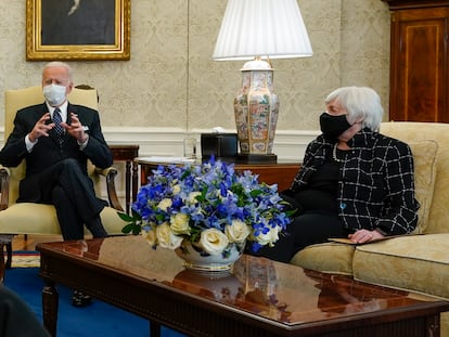 El presidente de EE UU, Joe Biden, junto a la secretaria del Tesoro Janet Yellen.