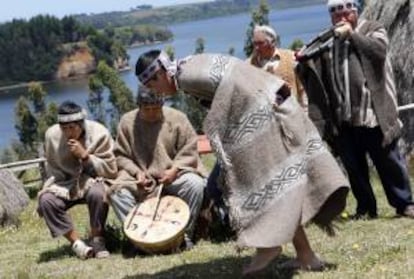 Fotografía de archivo del 7 de diciembre de 2012 que muestra un grupo personas tocando instrumentos de música tradicionales, en la comunidad mapuche Llaguepulli a orillas del Lago Budi, en la región de la Araucanía, Chile. EFE/Archivo