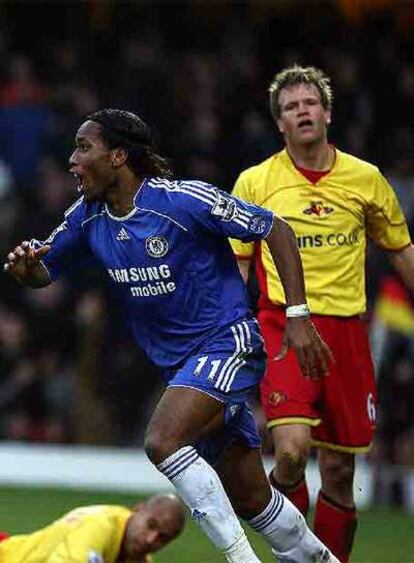 Drogba celebra el gol de su compañero Kalou el sábado ante el Watford.