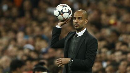 Guardiola, técnico del Bayern, devolviendo el balón al campo.