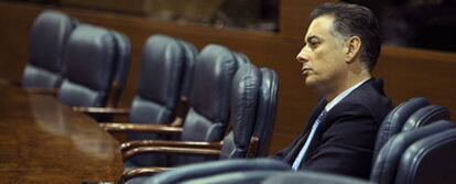 El diputado Alberto López Viejo, imputado en la trama de corrupción, siguió ayer el pleno de la Asamblea desde la última fila, muy alejado de las bancas del Gobierno.