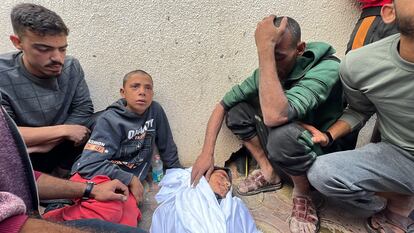 Familiares de un adolescente palestino lloran ante su cuerpo sin vida en la morgue del hospital Indonesio, antes de su funeral en Jabalia.
