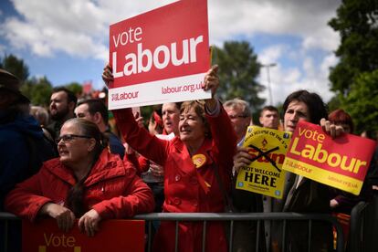 Votantes del Partido Laborista, el principal partido de oposición en Reino Unido, muestran pancartas durante un acto de campaña de Jeremy Corbyn en Colwyn Bay, Gales.