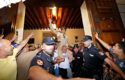 El diestro peruano Andrés Roca Rey sale por la puerta grande tras cortar tres trofeos en el festejo taurino de la Feria de Hogueras que se celebró ayer jueves e n la plaza de toros de Alicante.