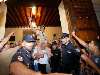 El diestro peruano Andrés Roca Rey sale por la puerta grande tras cortar tres trofeos en el festejo taurino de la Feria de Hogueras que se celebró ayer jueves e n la plaza de toros de Alicante.