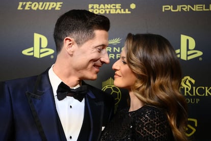 Robert Lewandowski y su esposa, Anna Lewandowska, a su llegada a la ceremonia de entrega del Balón de Oro.