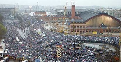 Centenares de miles de personas se han concentrado esta tarde en el Paseo de la Castellana, minutos antes de que diera comienzo la manifestacin de repulsa a los atentados de ayer en Madrid. La marcha se ha convocado con el lema "Con las vctimas, con la Constitucin, para la derrota del terrorismo".  En la imagen, la plaza de Carlos V, donde se encuentra la estacin de ferrocarril de Atocha.