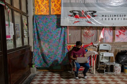 Juan trabaja en el interior del antiguo Casino Alemán, donde vive desde hace dos años. 