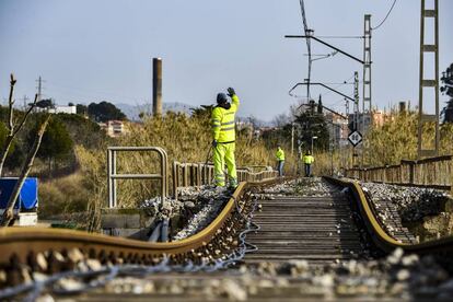 Trabajos en el puente ferroviario de la R1 en Malgrat.