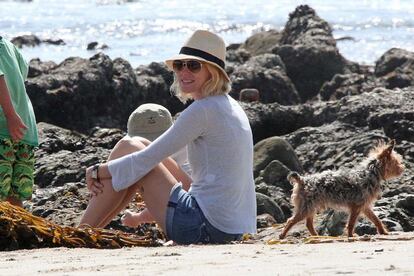 Naomi Watts ya ha sacado a pasear los básicos del verano para divertirse junto a su familia en una de las calas de California.