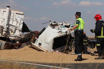 Efectivos de la Guardia Civil y de los servicios de Emergencia en la carretera SA-105, a la altura de la localidad salmantina de Macotera, donde este lunes fallecieron dos personas.