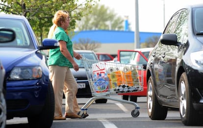 Una mujer empuja un carro de la compra en la ciudad h&uacute;ngara de Mosonmagyarovar. 