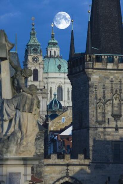 Vista del barrio de Malá Strana desde el puente de San Carlos, en Praga.