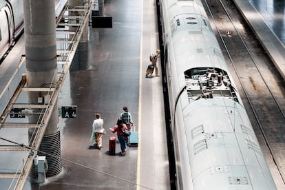 Varias personas en los uno de los andenes de la estación Puerta de Atocha-Almudena Grandes.