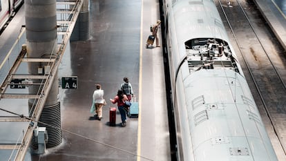 Varias personas en los uno de los andenes de la estación Puerta de Atocha-Almudena Grandes.