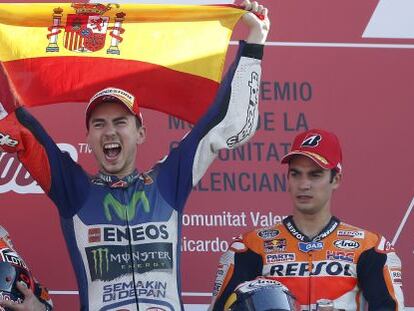 Jorge Lorenzo (Movistar Yamaha), ayer, tras ganar el mundial de Moto GP, en el podio de Cheste junto a Marc M&aacute;rquez y Dani Pedrosa (ambos de Repsol Honda).