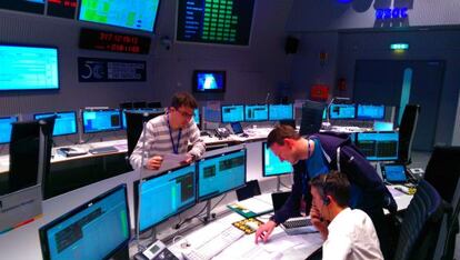 miembros del equipo de la misi&oacute;n Rosetta en el Centro Europeo de Control de Operaciones Espaciales (ESOC), de la ESA en Darmstadt (Alemania) el 13 de noviembre.