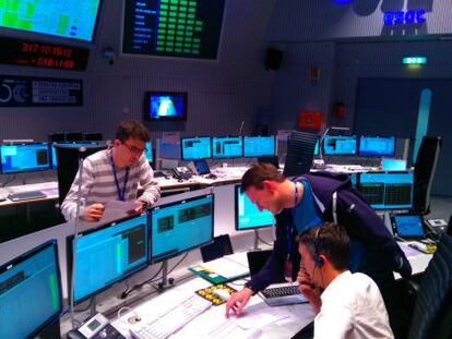 Membres de l'equip de la missió 'Rosetta' al Centre Europeu de Control d'Operacions Espacials (ESOC) de l'ESA, a Darmstadt (Alemanya), el 13 de novembre.