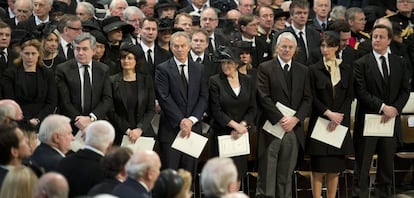 El Primer Ministro, David Cameron y su esposa Samantha junto a los ex primer ministros, John Mayor (3d), Tony Blair (4i) y Gordon Brown (2i), durante el funeral de estado por Margaret Thatcher en la Catedral de San Paul, Londres.