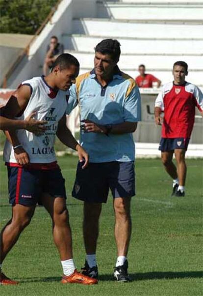 Juande Ramos habla con Adriano durante un entrenamiento.
