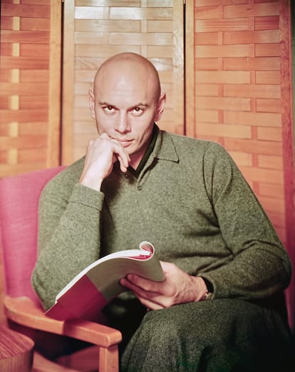 Retrato do ator Yul Brynner com um roteiro nas mãos, em 1960.