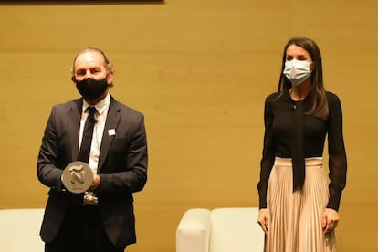 El diseñador Custo Dalmau recibió este jueves el Premio Honorífico al Diseñador de Moda dentro de los Premios Nacionales de la Industria de la Moda que el Ministerio de Industria, Comercio y Turismo otorga anualmente. 